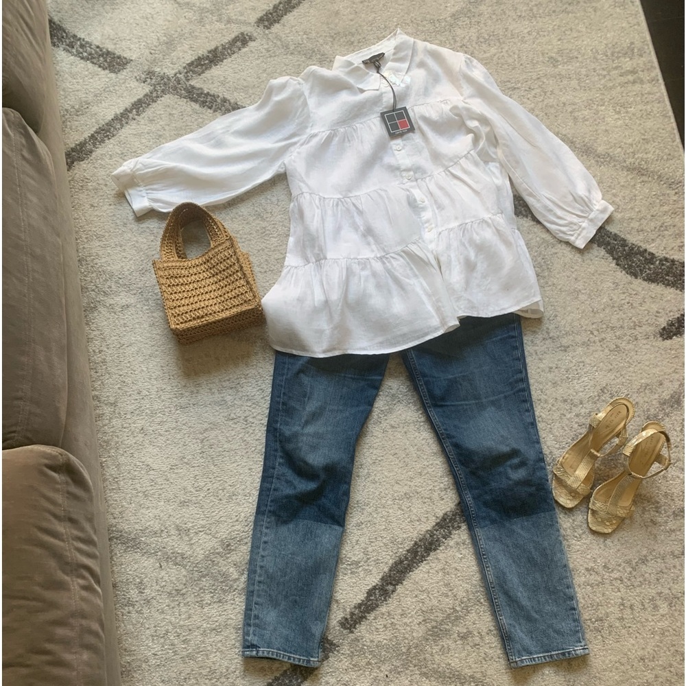 Check out this white linen Carre Noir linen babydoll blouse!